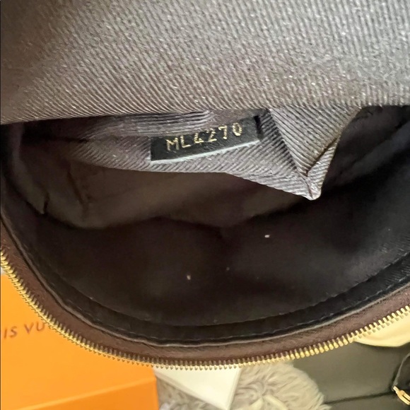 Louis Vuitton - Picture 6 of 10